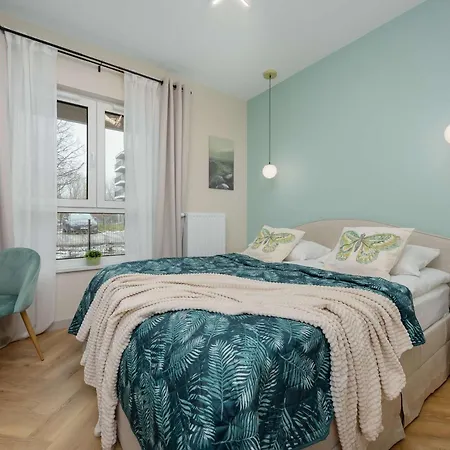 Pastel In With Garden, Parking And Desk For Remote Work By Renters *