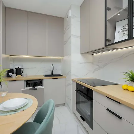 Pastel In With Garden, Parking And Desk For Remote Work By Renters وارسو