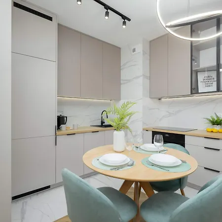 Pastel In With Garden, Parking And Desk For Remote Work By Renters وارسو