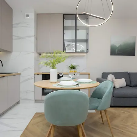 Pastel In With Garden, Parking And Desk For Remote Work By Renters * Varşova